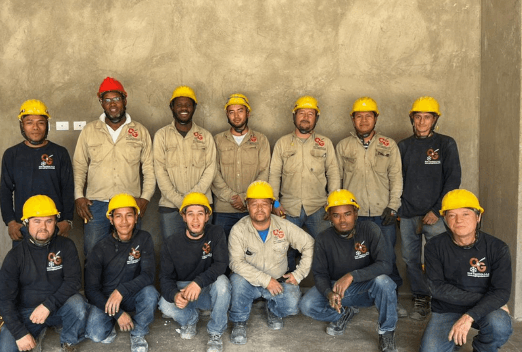 Equipo técnico de O&G Ingeniería con cascos en obra